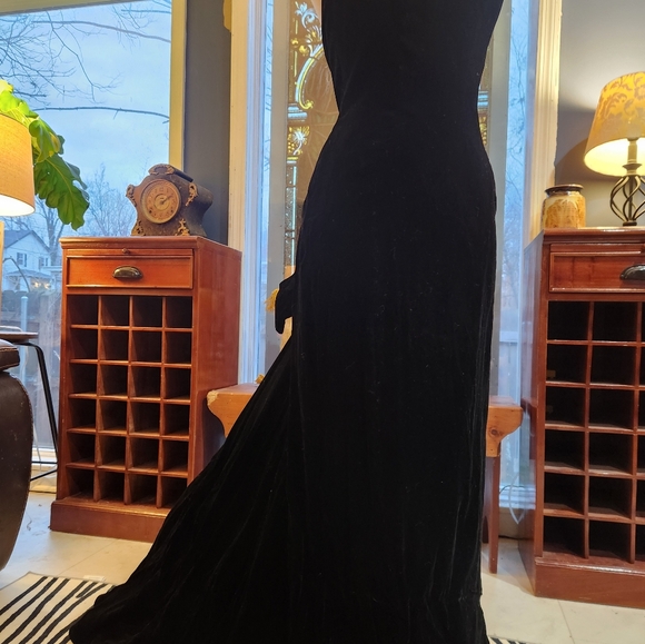 Vintage Victor Costa Black Velvet Sweetheart Neckline Train Gown - Picture 6 of 15